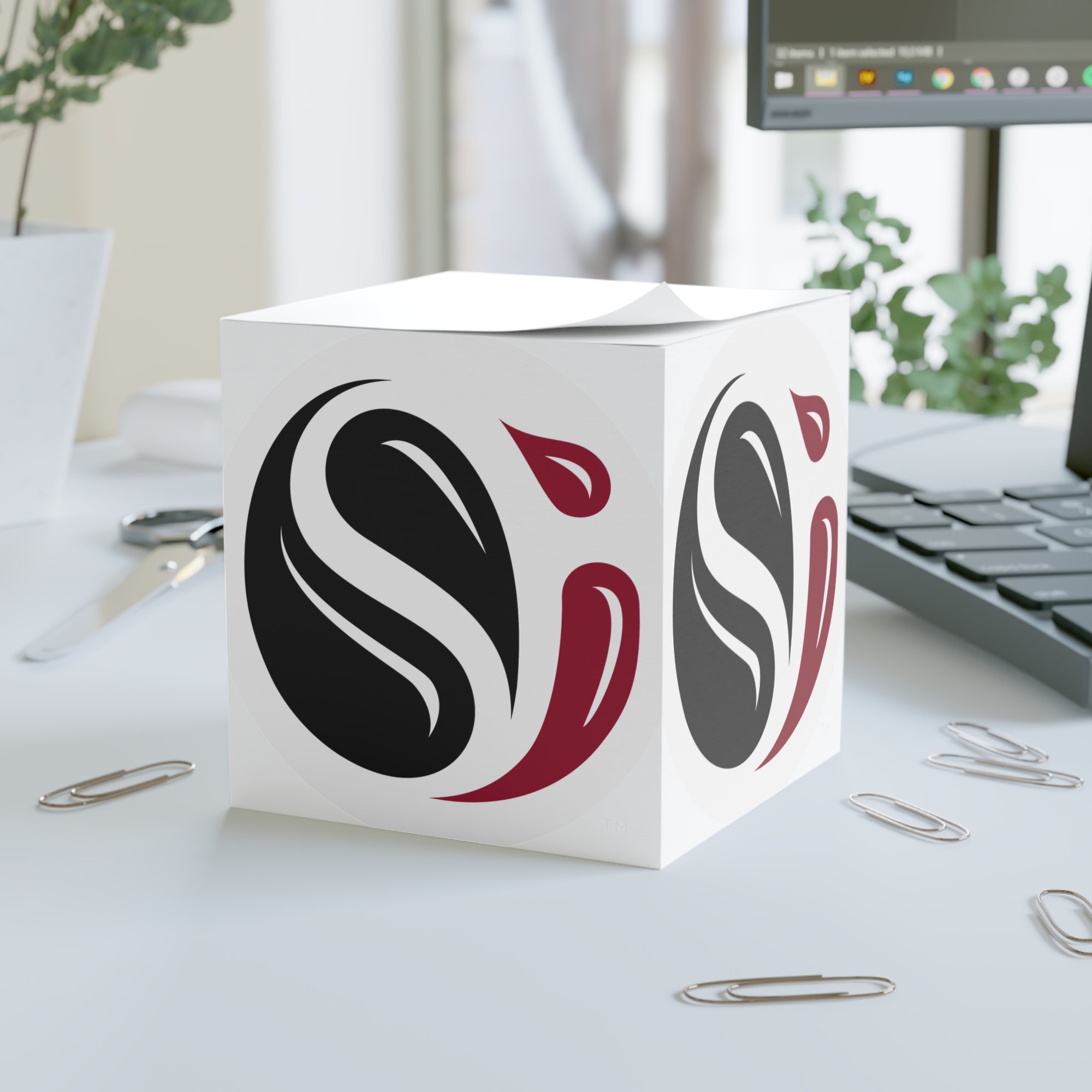Cubo de notas con el logotipo de SI